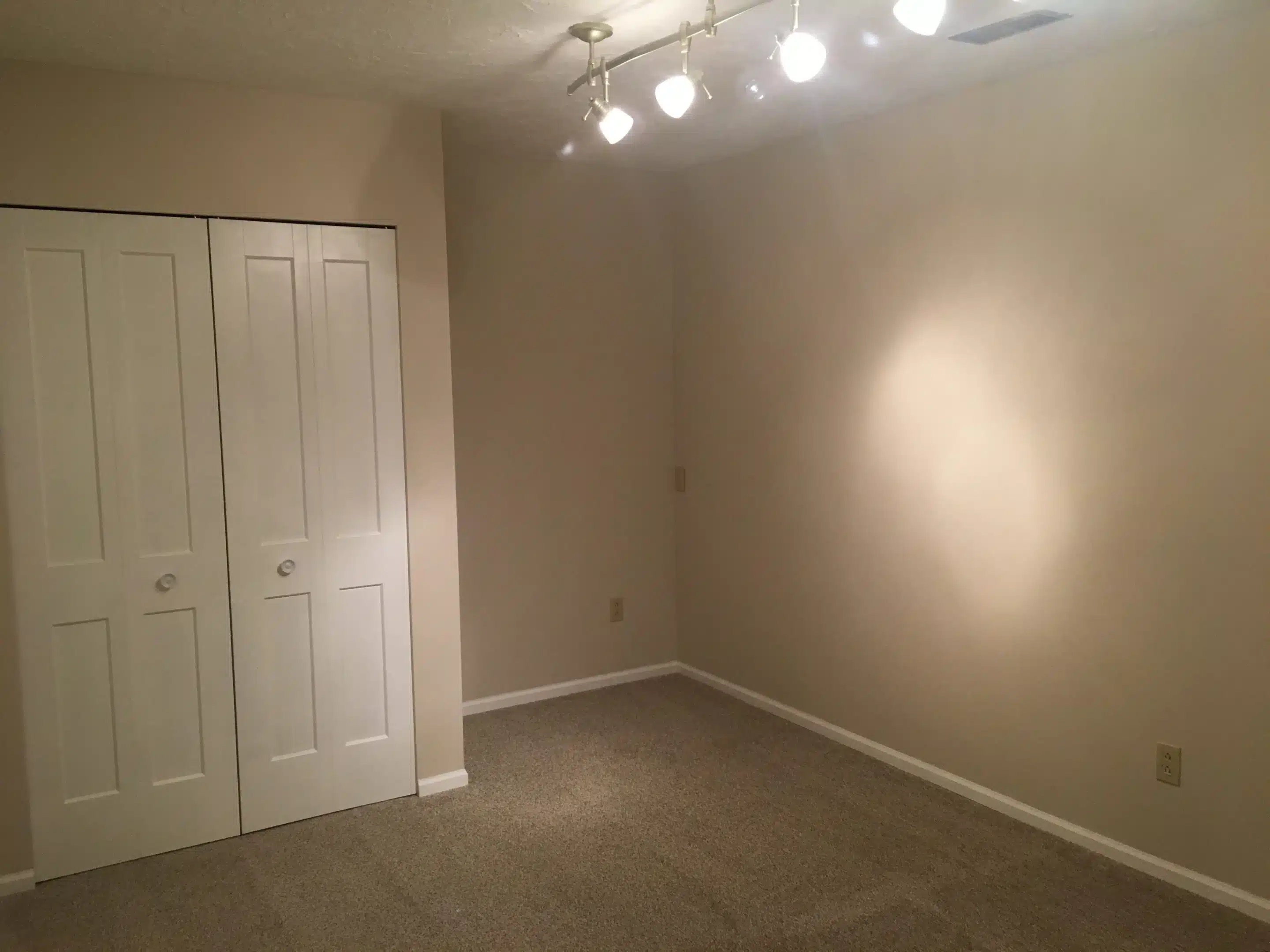 Prep’n Sell Coquitlam move-out clean – living area reset for photos