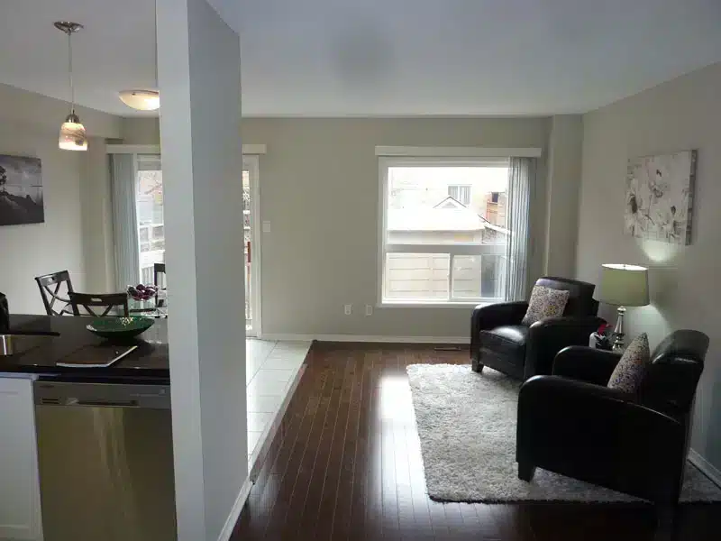 Decluttered, staged living room after decluttering and junk removal – Prep'n Sell Mississauga South